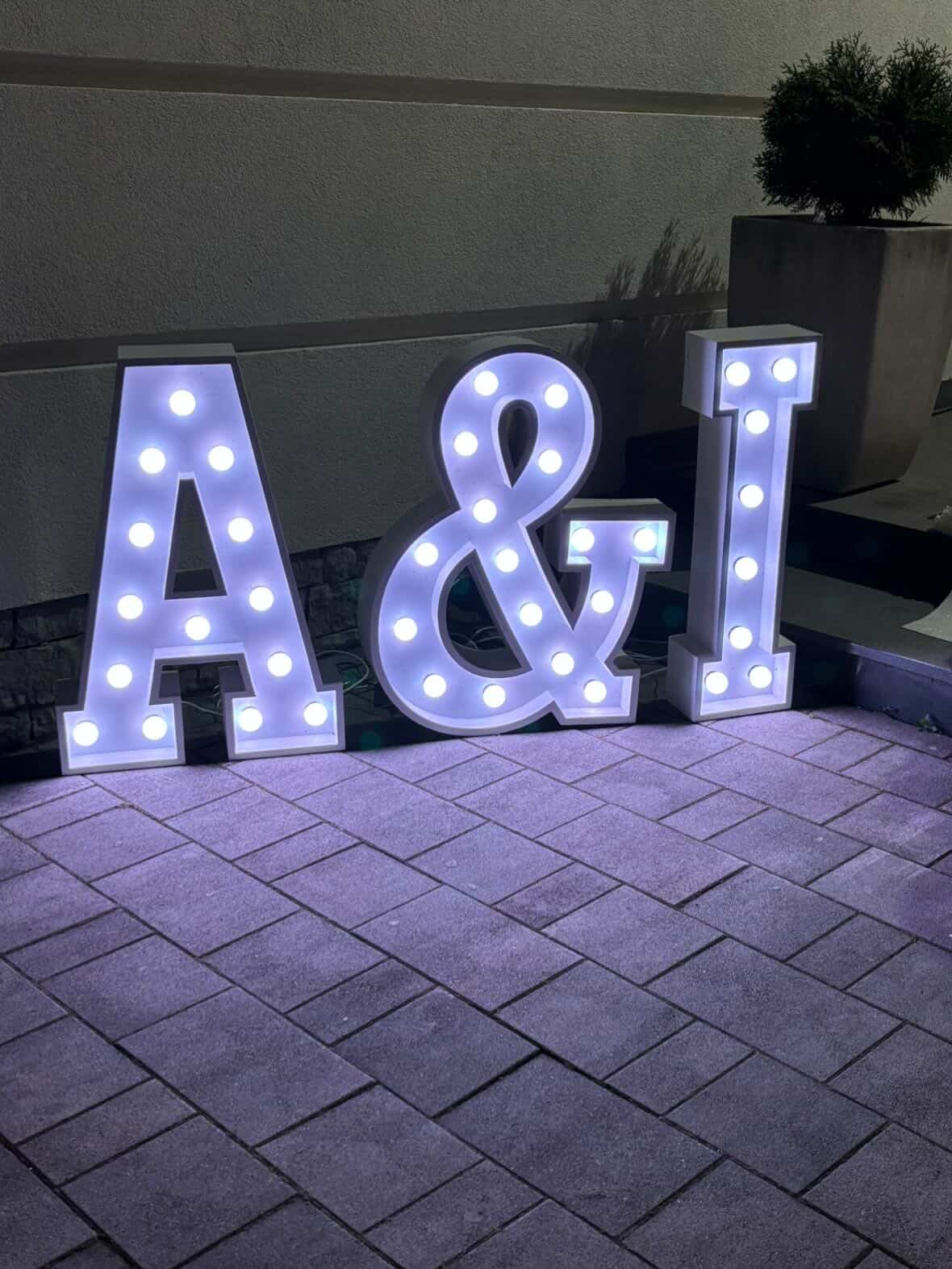 Neonska slova i brojevi fotografija 3